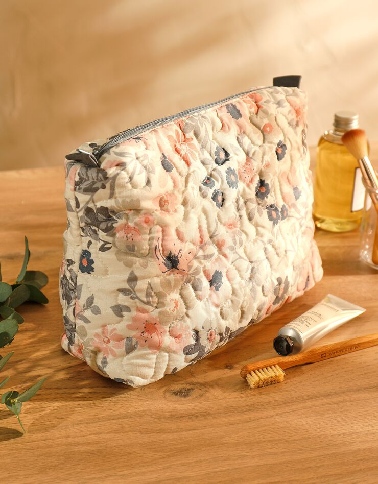 Trousse de toilette zippée matelassée motif floral - collection upcycling (blanc/rose/gris) Trousse de toilette zippée matelassée motif floral - collection upcycling (blanc/rose/gris)