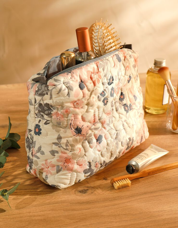 Trousse de toilette zippée matelassée motif floral - collection upcycling (blanc/rose/gris) Trousse de toilette zippée matelassée motif floral - collection upcycling (blanc/rose/gris)