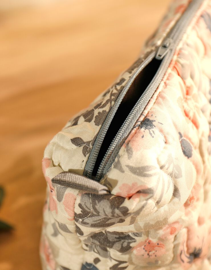 Trousse de toilette zippée matelassée motif floral - collection upcycling (blanc/rose/gris) Trousse de toilette zippée matelassée motif floral - collection upcycling (blanc/rose/gris)
