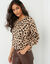 Pull col rond imprim&eacute; l&eacute;opard (beige / noir)