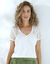 T-shirt col V avec macramé et jour échelle (écru)