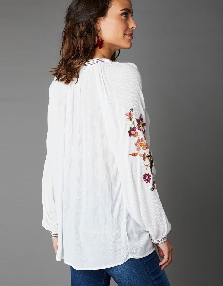 Blouse en crépon brodé à pompons (écru) Blouse en crépon brodé à pompons (écru)