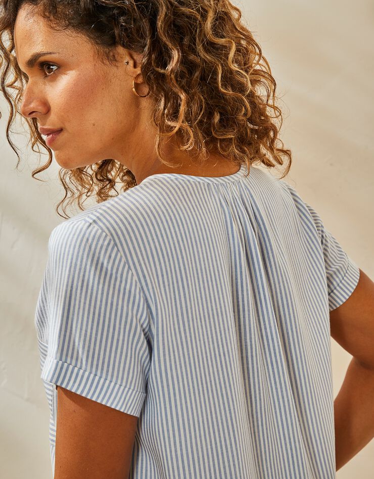 Blouse boutonnée en viscose rayée, manches courtes (blanc / bleu) Blouse boutonnée en viscose rayée, manches courtes (blanc / bleu)