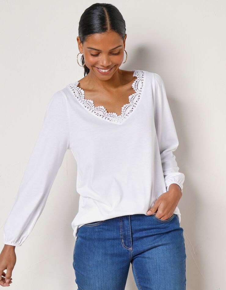 Tee-shirt uni col V finition macramé, manches 3/4 (blanc) Tee-shirt uni col V finition macramé, manches 3/4 (blanc)
