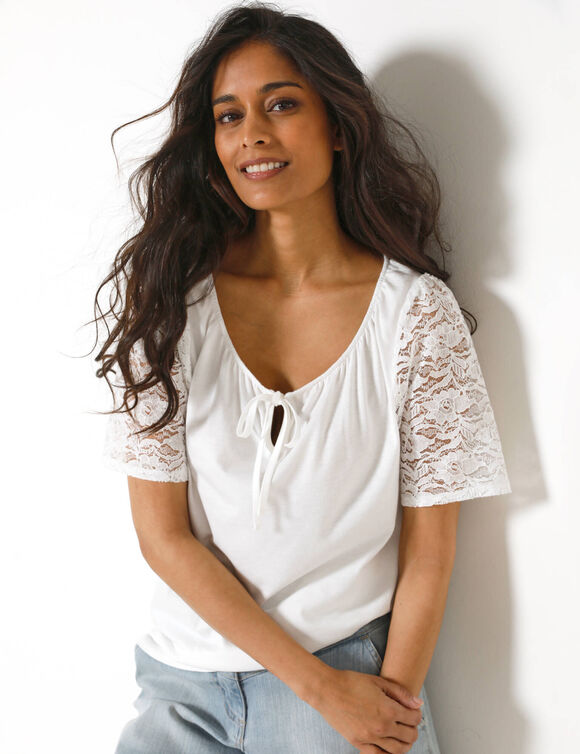 T-shirt &agrave; col fendu &eacute;lastiqu&eacute;, manches coude en dentelle (blanc cass&eacute;)