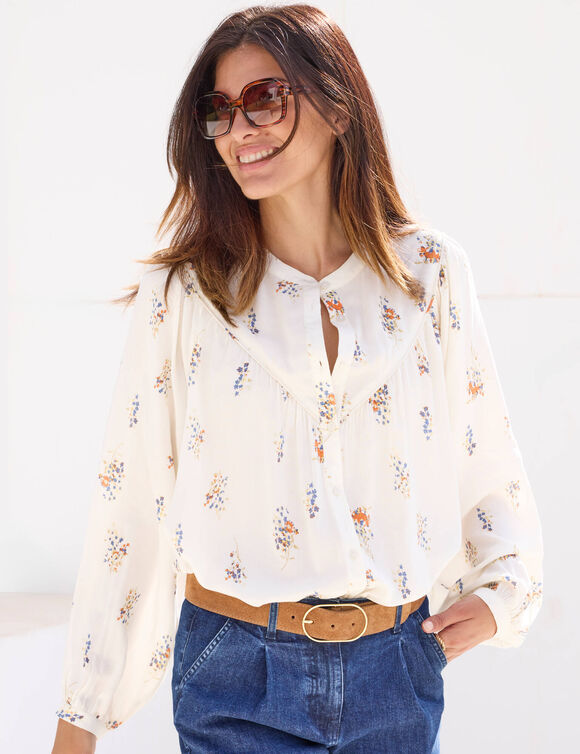 Chemisier fluide &agrave; plastron fronc&eacute;, imprim&eacute; bouquets (&eacute;cru / noisette)