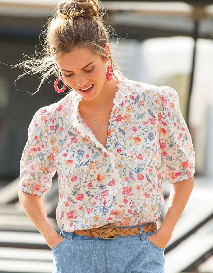 Blouse boutonnée imprimée détails broderie, gaze de coton (écru / bleu) Blouse boutonnée imprimée détails broderie, gaze de coton (écru / bleu)