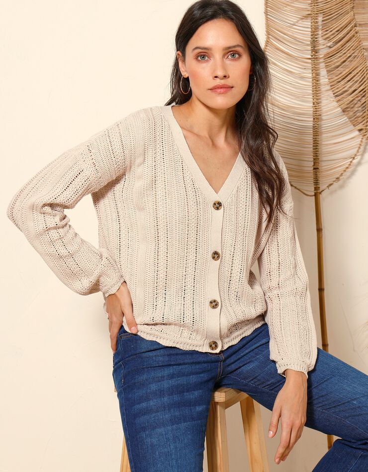 Gilet boutonné col V, maille ajourée fantaisie (ficelle) Gilet boutonné col V, maille ajourée fantaisie (ficelle)