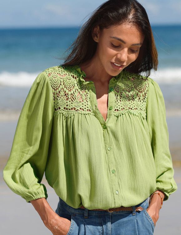 Chemisier col volanté, crépon et macramé (vert mousse)