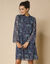 Robe courte évasée imprimée, voile fils brillants (bleu nuit)