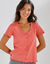 T-shirt col V boutonn&eacute;, finition frisottis (corail)