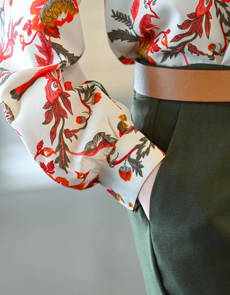 Blouse à plis manches longues imprimée (beige / rouge / kaki) Blouse à plis manches longues imprimée (beige / rouge / kaki)