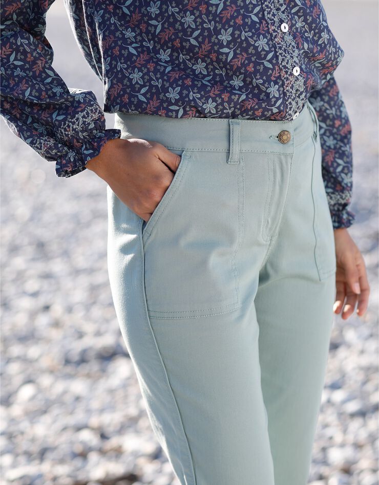 Pantalon chino à poches plaquées (vert) Pantalon chino à poches plaquées (vert)
