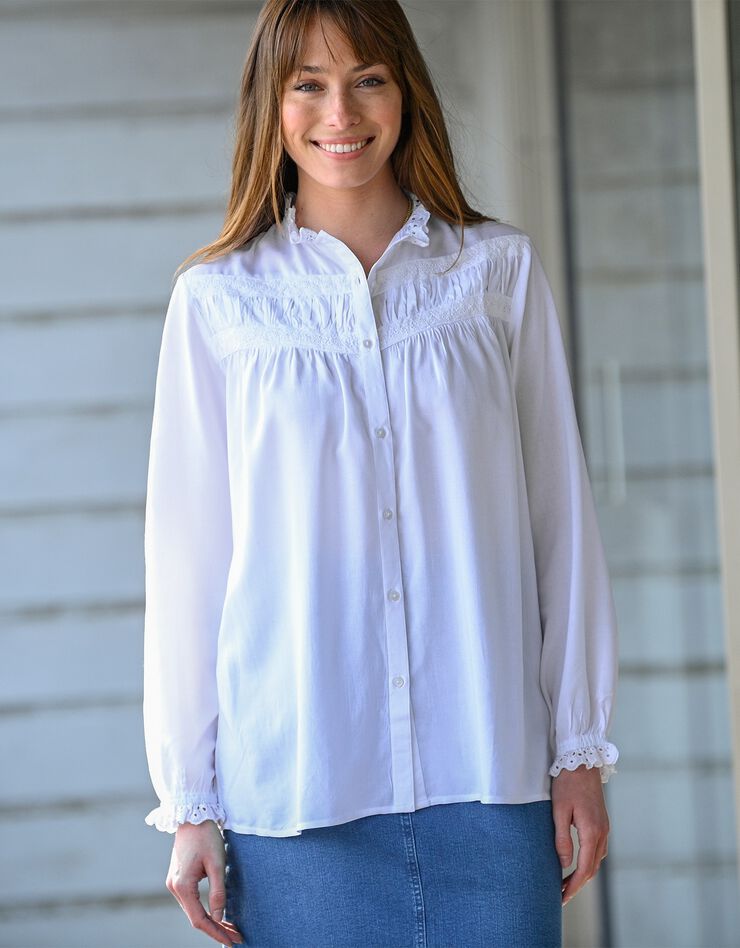 Blouse col montant volanté, détails broderie anglaise (écru) Blouse col montant volanté, détails broderie anglaise (écru)