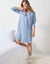 Chemise de nuit forme liquette imprimé fleuri boutonnée devant  (bleu / rose)