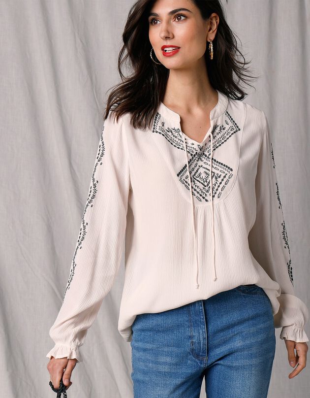 Blouse crépon plastron et manche longues brodés (écru / noir) Blouse crépon plastron et manche longues brodés (écru / noir)