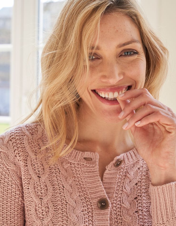 Cardigan boutonné, maille torsadée (rose poudré)