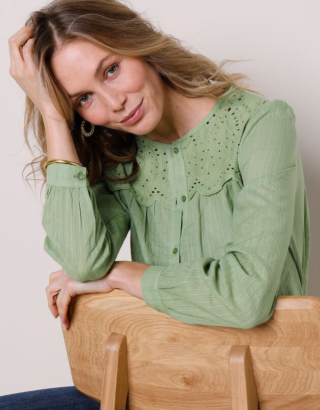 Chemise boutonnée coton texturé, empiècement brodé (vert mousse)