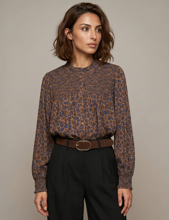 Chemisier imprim&eacute; l&eacute;opard, d&eacute;tails de smocks (caramel / bleu)