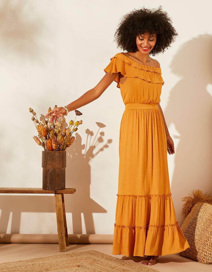 Robe longue volantée, décolleté élastique (ocre) Robe longue volantée, décolleté élastique (ocre)