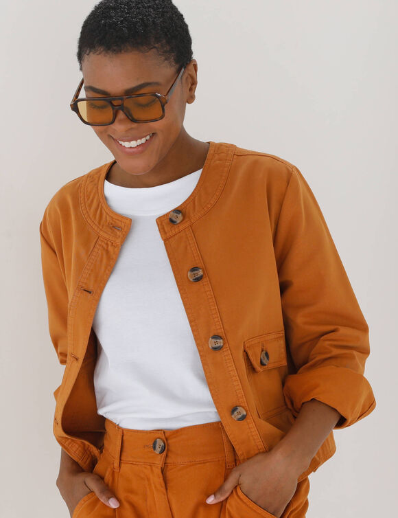 Veste unie boutonn&eacute;e, col rond (caramel)
