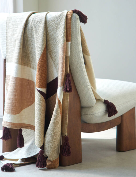 Plaid imprim&eacute; g&eacute;om&eacute;trique (taupe)