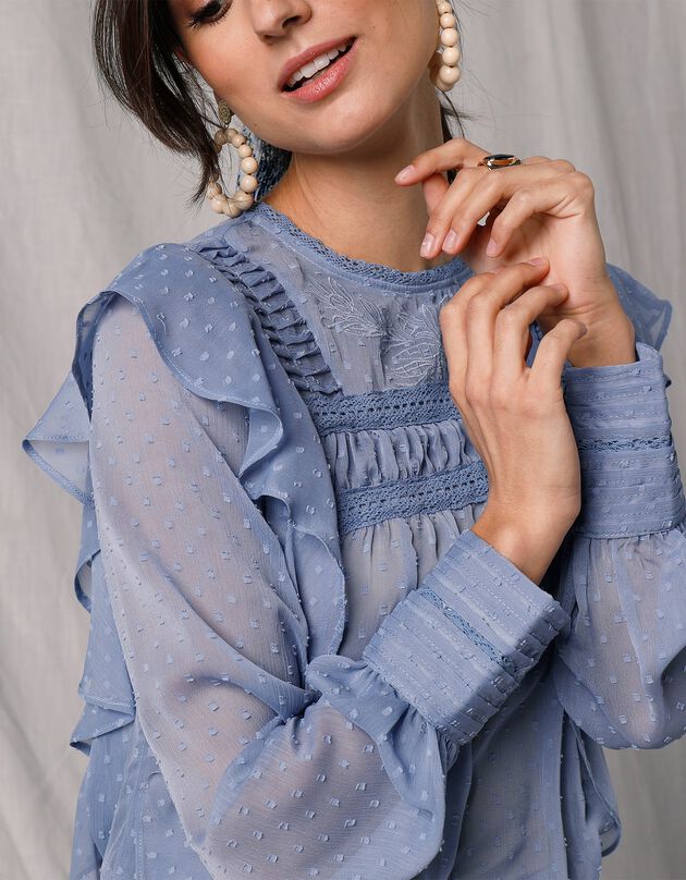 Blouse brodée volantée manches longues voile plumetis (bleu grisé) Blouse brodée volantée manches longues voile plumetis (bleu grisé)