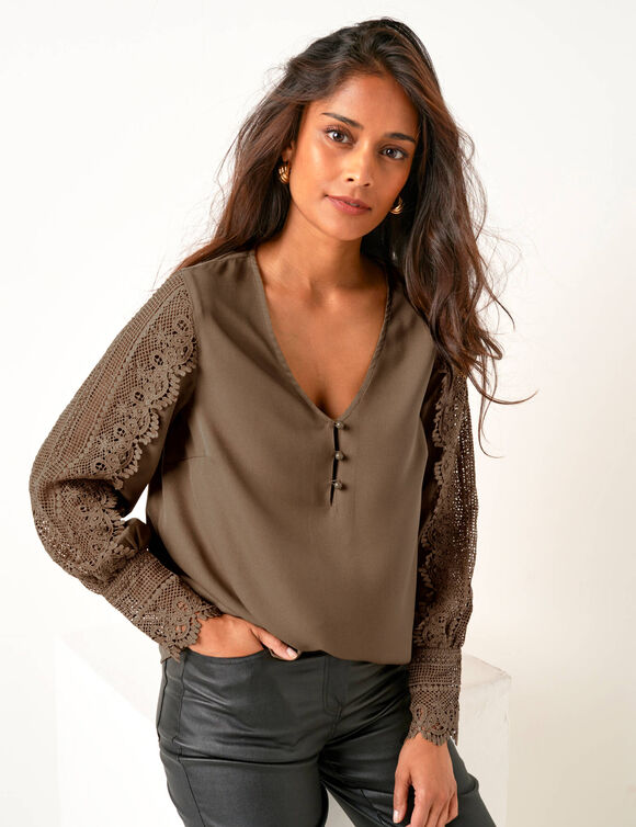Blouse macram&eacute; col V manches longues, cr&ecirc;pe fluide (taupe)