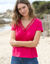 T-shirt col V dentelle (framboise)