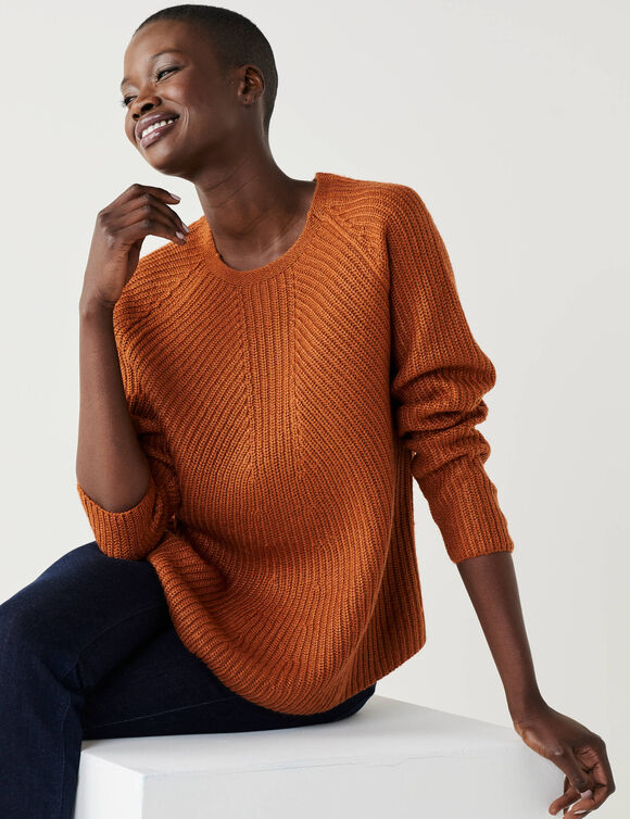 Pull &eacute;vas&eacute; col rond &agrave; c&ocirc;tes en biais, maille anglaise (caramel)