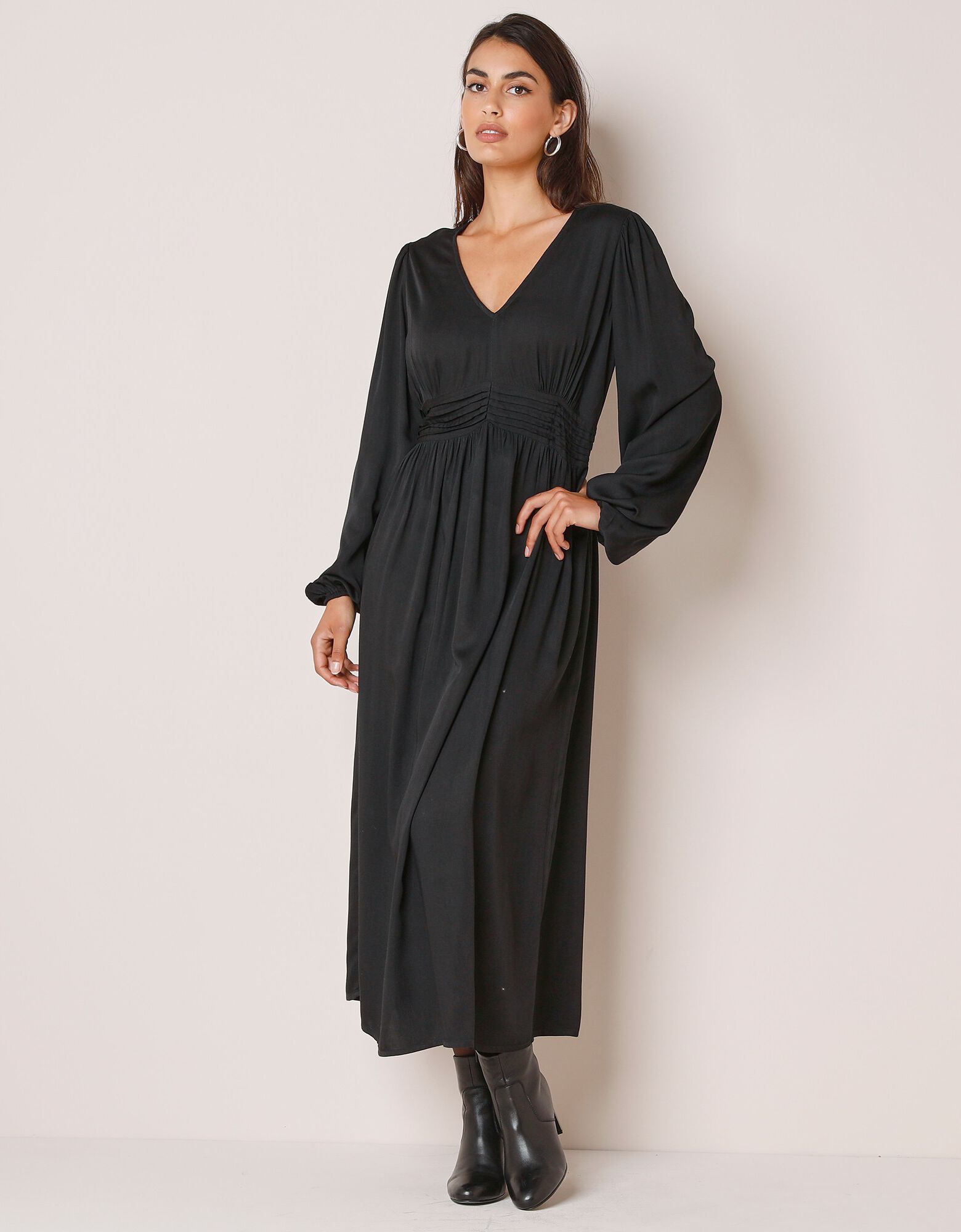 Robe ?�vas?�e unie, satin, noir | Blancheporte