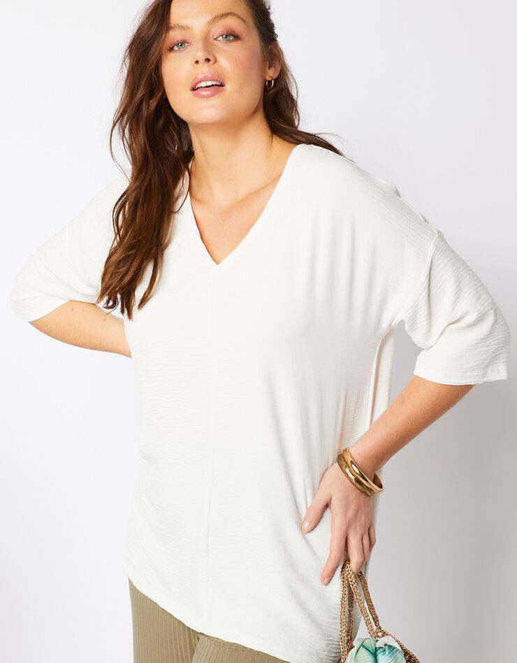 Tee-shirt fluide en maille fantaisie, col V - uni (écru) Tee-shirt fluide en maille fantaisie, col V - uni (écru)