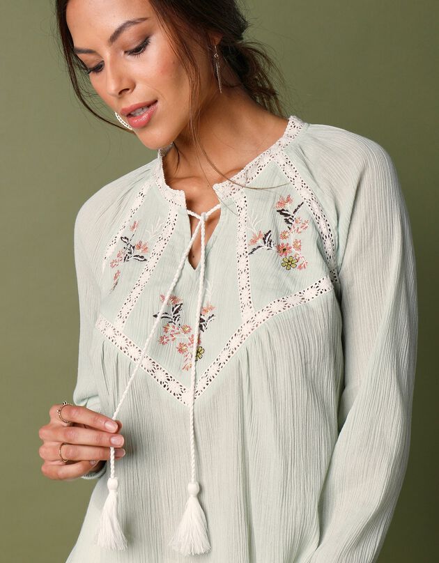 Blouse brodée macramé, crépon (vert grisé)