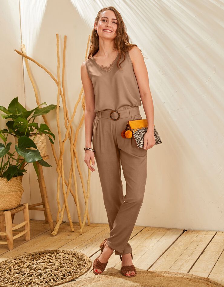 Pantalon ceinturé coupe chino uni (noisette) Pantalon ceinturé coupe chino uni (noisette)