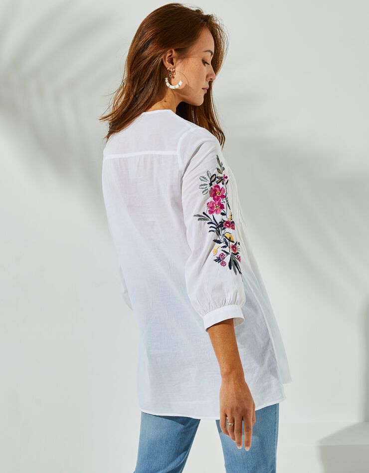 Tunique boutonnée à plis unie brodée (blanc)