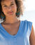 T-shirt col V boutons fantaisie (bleu grisé)