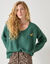 Pull loose col V cœurs brodés, maille anglaise toucher doux (vert)
