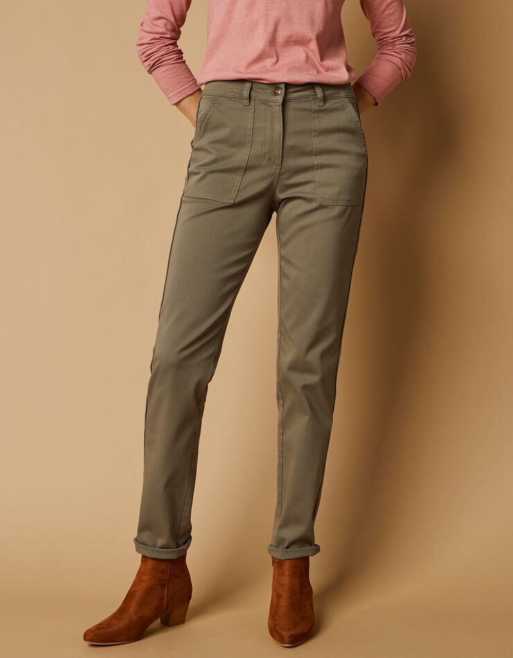 Pantalon chino à poches plaquées (kaki) Pantalon chino à poches plaquées (kaki)