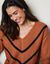 Pull col V rayé, maille anglaise toucher doux (caramel / noir)