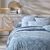 Linge de lit Céline en coton imprimé floral (bleu grisé)