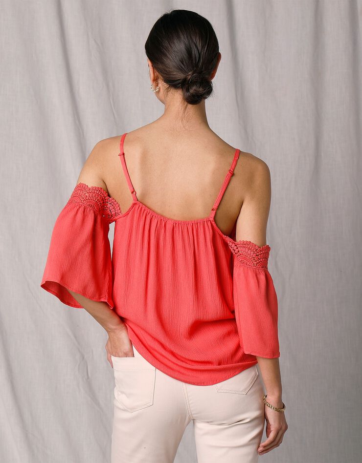 Blouse crépon et macramé épaules dénudées (corail) Blouse crépon et macramé épaules dénudées (corail)