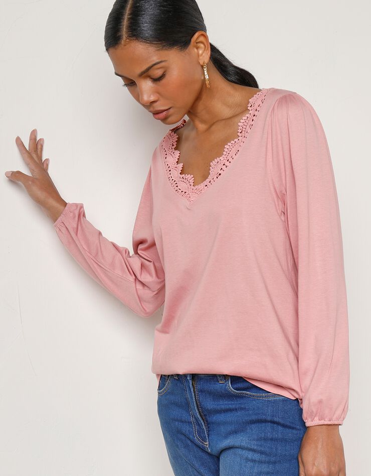 Tee-shirt uni col V finition macramé, manches 3/4 (bois de rose) Tee-shirt uni col V finition macramé, manches 3/4 (bois de rose)
