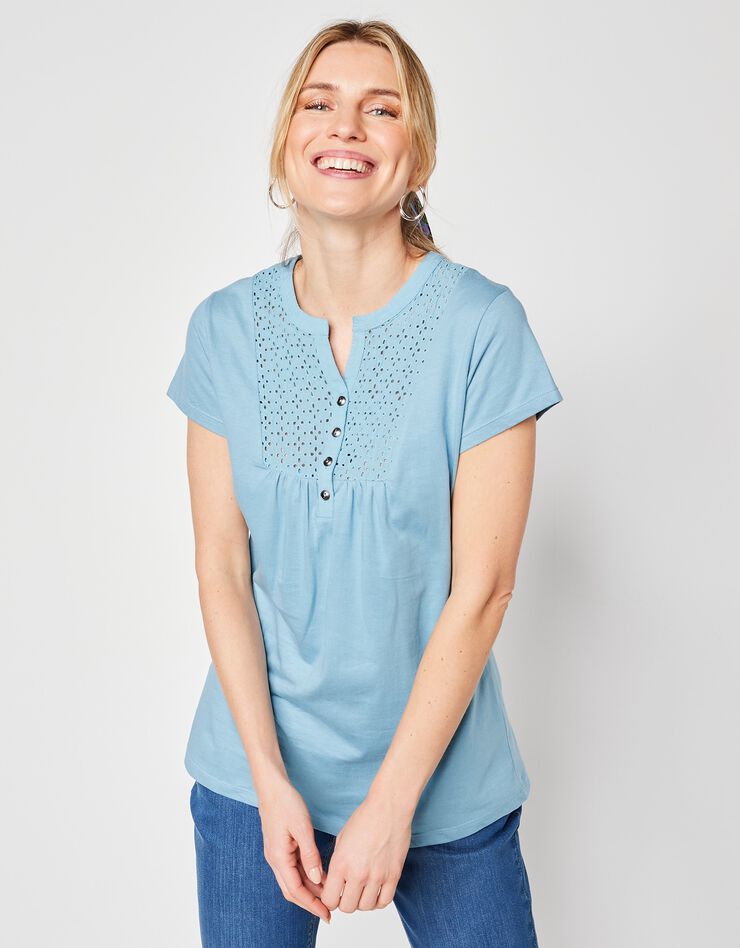 Tee-shirt boutonné broderie anglaise (bleu grisé) Tee-shirt boutonné broderie anglaise (bleu grisé)