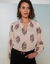 Blouse imprimée col montant, manches blousantes (beige / chocolat)