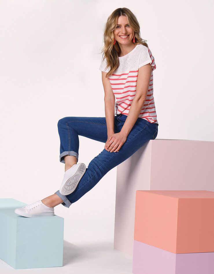 Tee-shirt rayé boutonné broderie anglaise (blanc / rose) Tee-shirt rayé boutonné broderie anglaise (blanc / rose)