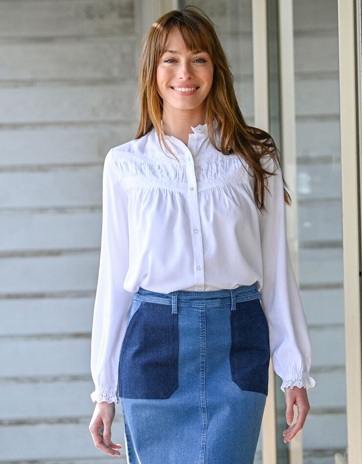 Blouse col montant volanté, détails broderie anglaise (écru) Blouse col montant volanté, détails broderie anglaise (écru)
