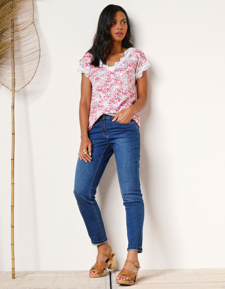 Tee-shirt imprimé col V macramé (blanc / rose) Tee-shirt imprimé col V macramé (blanc / rose)