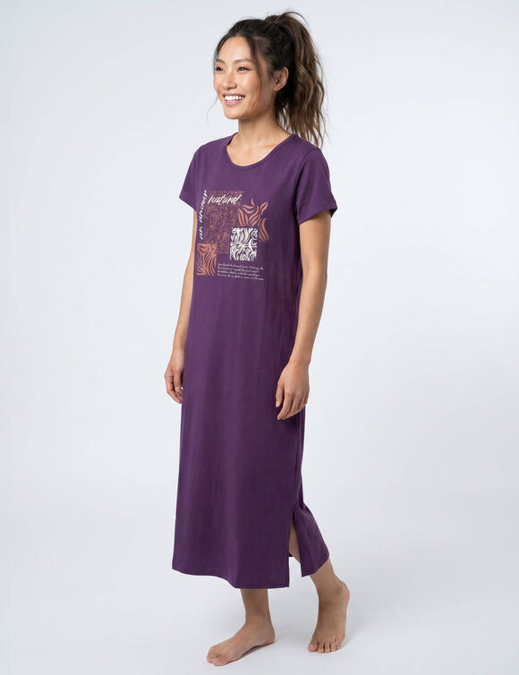 Chemise de nuit longue motif plac&eacute; "Un amour naturel", manches courtes (violet)