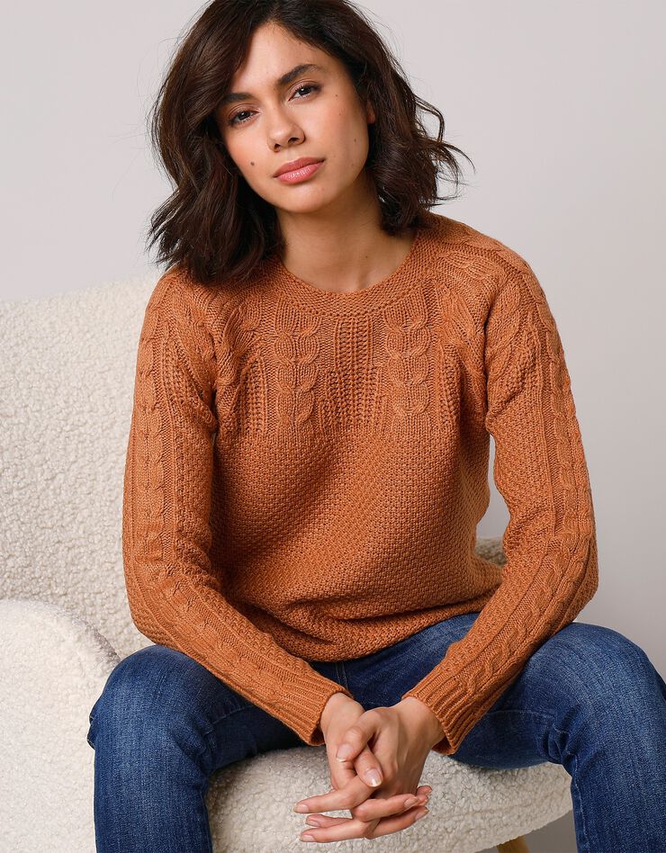 Pull en maille torsadée (noisette) Pull en maille torsadée (noisette)
