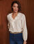 Blouse col V volant&eacute;e unie (&eacute;cru)